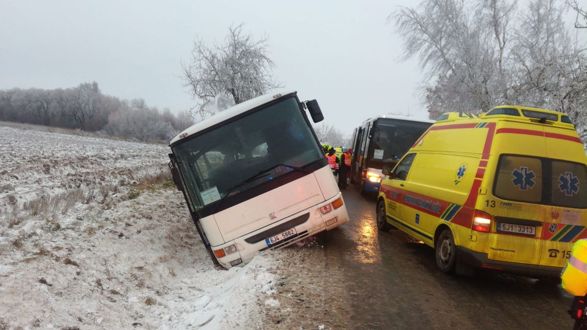 Na Jihlavsku havaroval autobus s dětmi: 28 se jich zranilo, dvě těžce